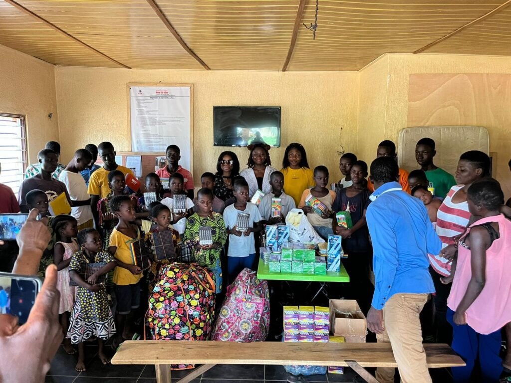 Distribution de kits scolaires 2024